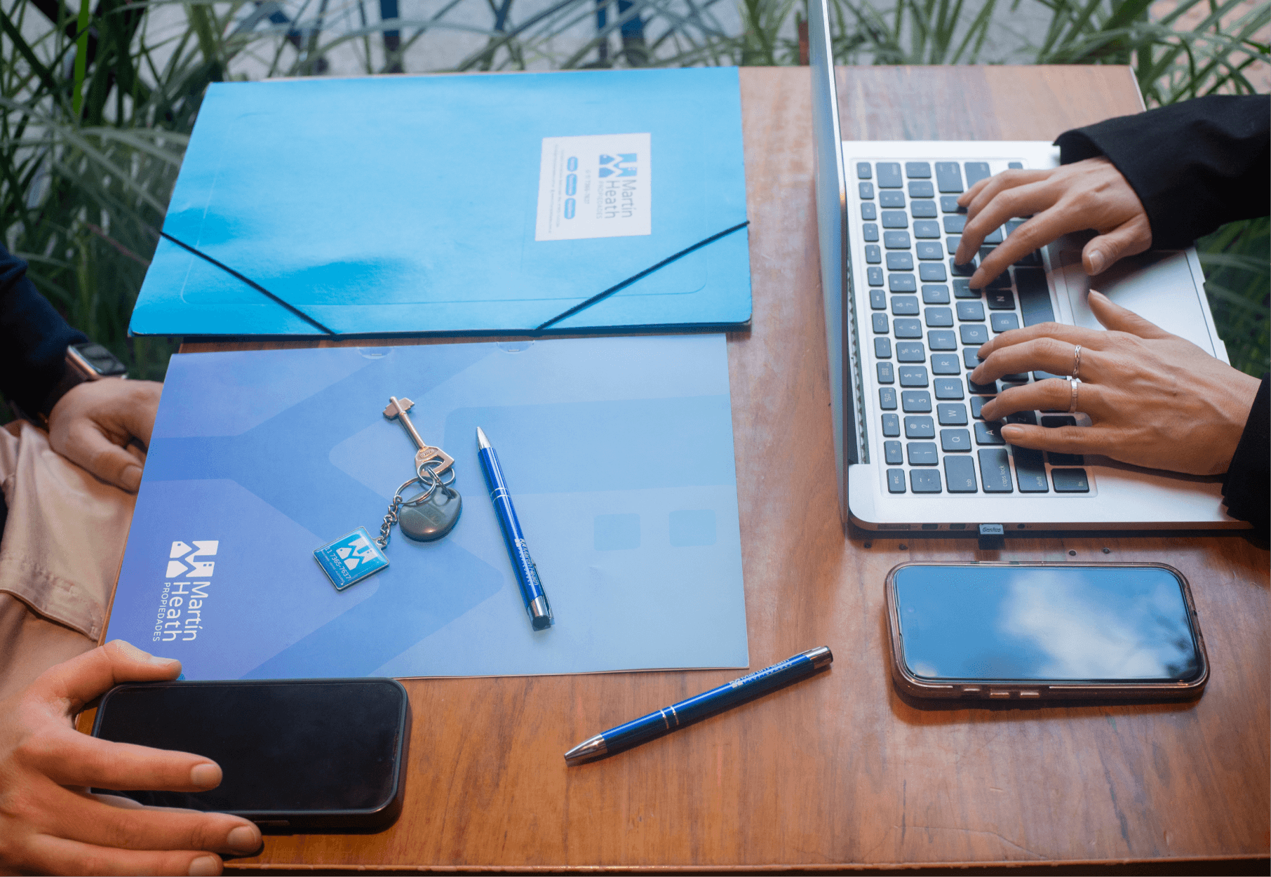 Gente trabajando. Carpetas Martín Heath Propiedades
